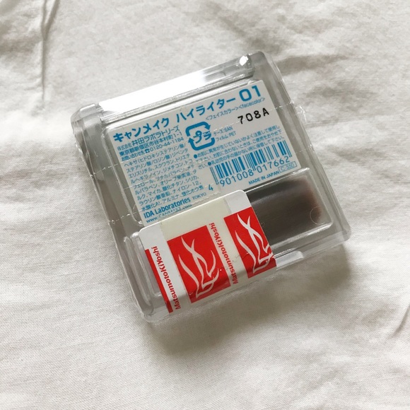 NEW Canmake Highlighter Powder - 01 Milky White - Picture 2 of 2